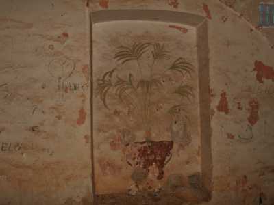 In una nicchia su una parete restano evidenti le tracce di un affresco raffigurante un vaso con una pianta